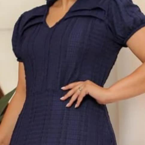 Vestido azul-marinho de tecido texturizado com decote em V, pregas nos ombros e mangas bufantes